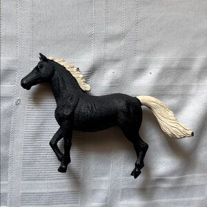 Black and Cream Horse Figurine Terra by Battat mod #H60001